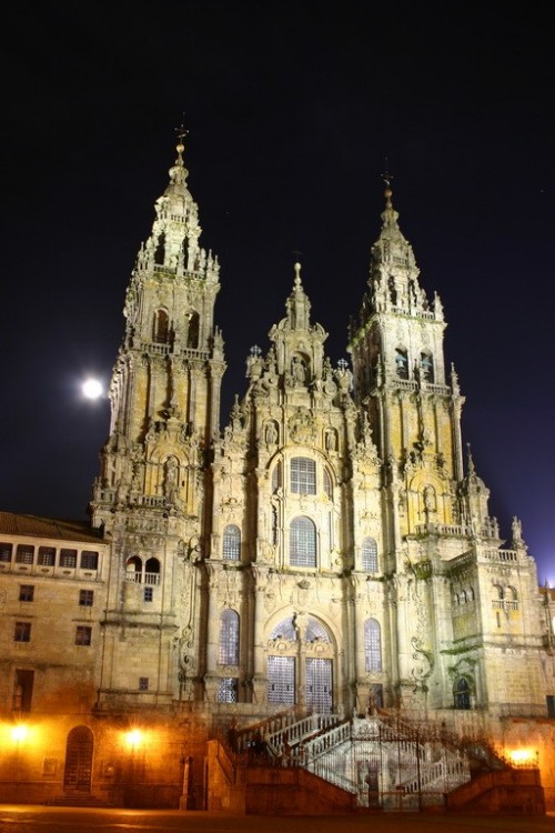 Yearofthedragon [<a href="http://creativecommons.org/licenses/by-sa/3.0/">CC BY-SA 3.0</a>], <a href="https://commons.wikimedia.org/wiki/File:Santiago.de.Compostela.Catedral.Noche.jpg" target="_blank">via Wikimedia Commons</a>