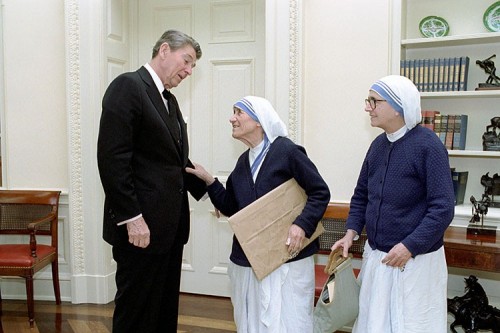 White House/ Ronald Reagan Presidential Library [Public domain], <a href="https://commons.wikimedia.org/wiki/File:Ronald_Reagan_and_Mother_Teresa_C32585-24.jpg"  target="_blank">via Wikimedia Commons</a>