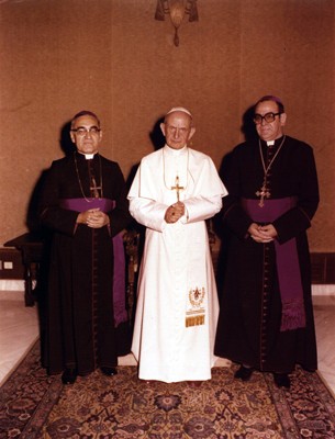 Oscar_Arnulfo_Romero_with_Pope_Paul_VI.jpg